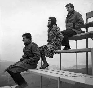 "Sevmek Zamanı" (1965) filminden bir sahnede Müşfik Kenter ve Sema Özcan