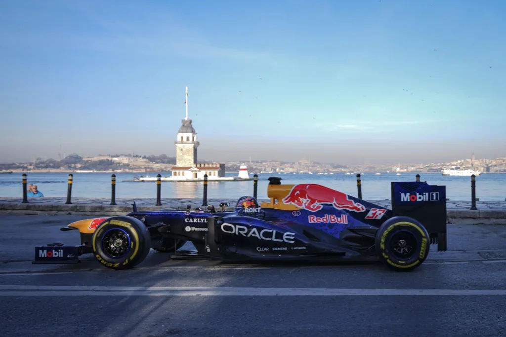 İstanbul’da gerçekleştirilecek Formula 1 Türkiye Grand Prix’si kapsamında tanıtım çekimlerinde kullanılan F1 aracı