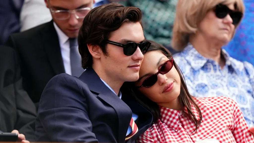 Olivia Rodrigo ve Louis Partridge.